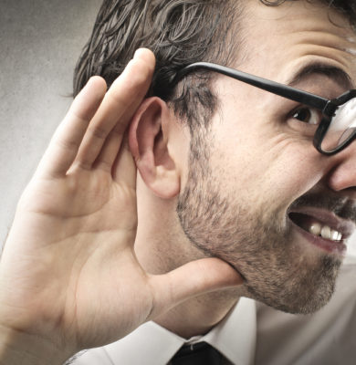 ¿Somos más receptivos si nos hablan por el oído derecho?
