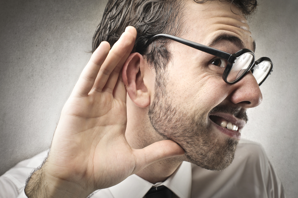 ¿Somos más receptivos si nos hablan por el oído derecho?
