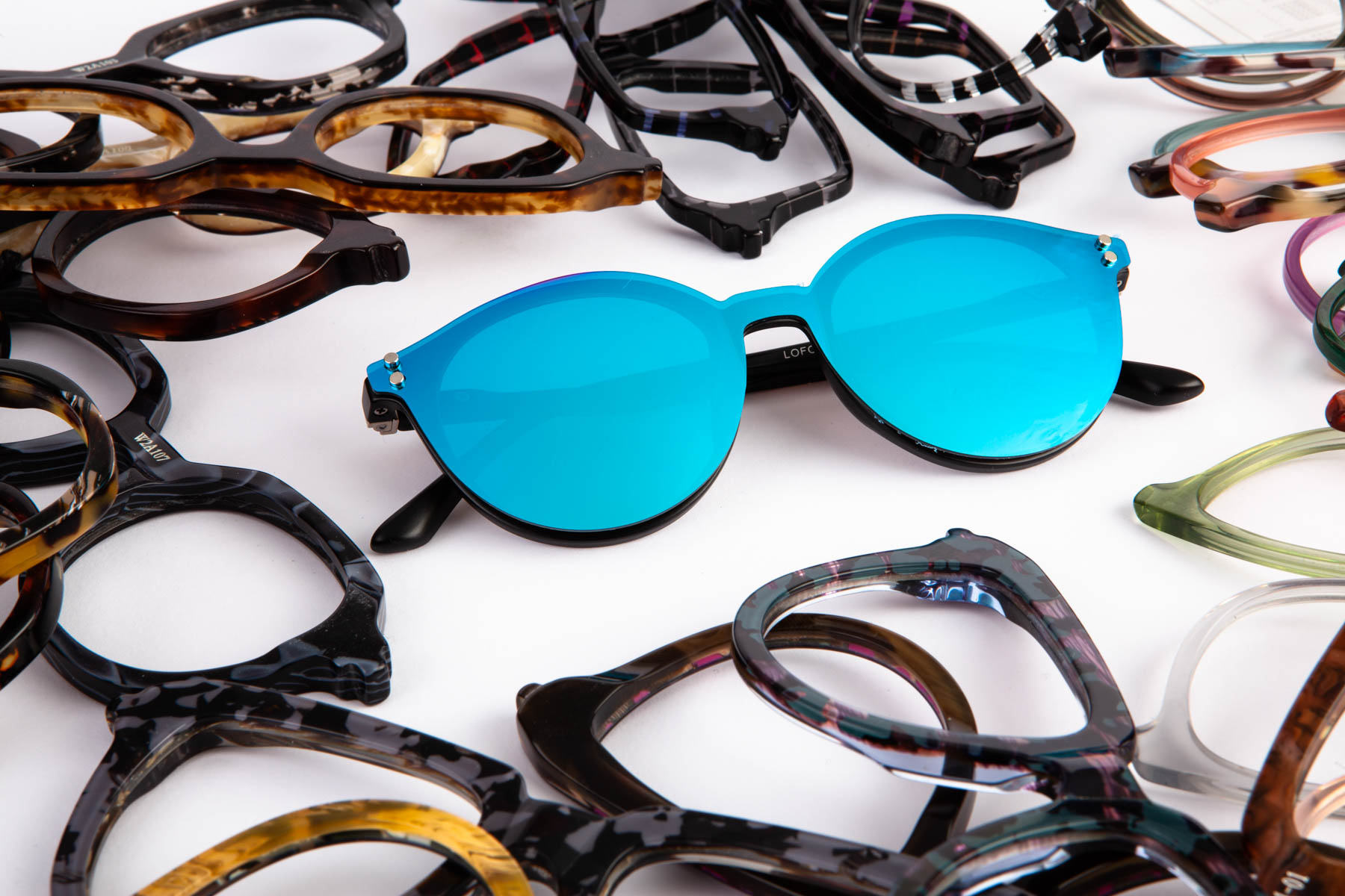 A la moda con las gafas Clip-on graduadas de Soho - El Blog de Medical  Óptica Audición