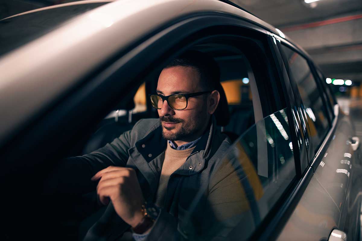 Las mejores gafas para conducir de noche o con poca luz | El Blog de  Medical Óptica Audición