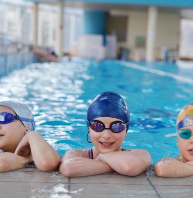 Protege tus ojos y oídos al practicar deporte con gafas y tapones para piscina